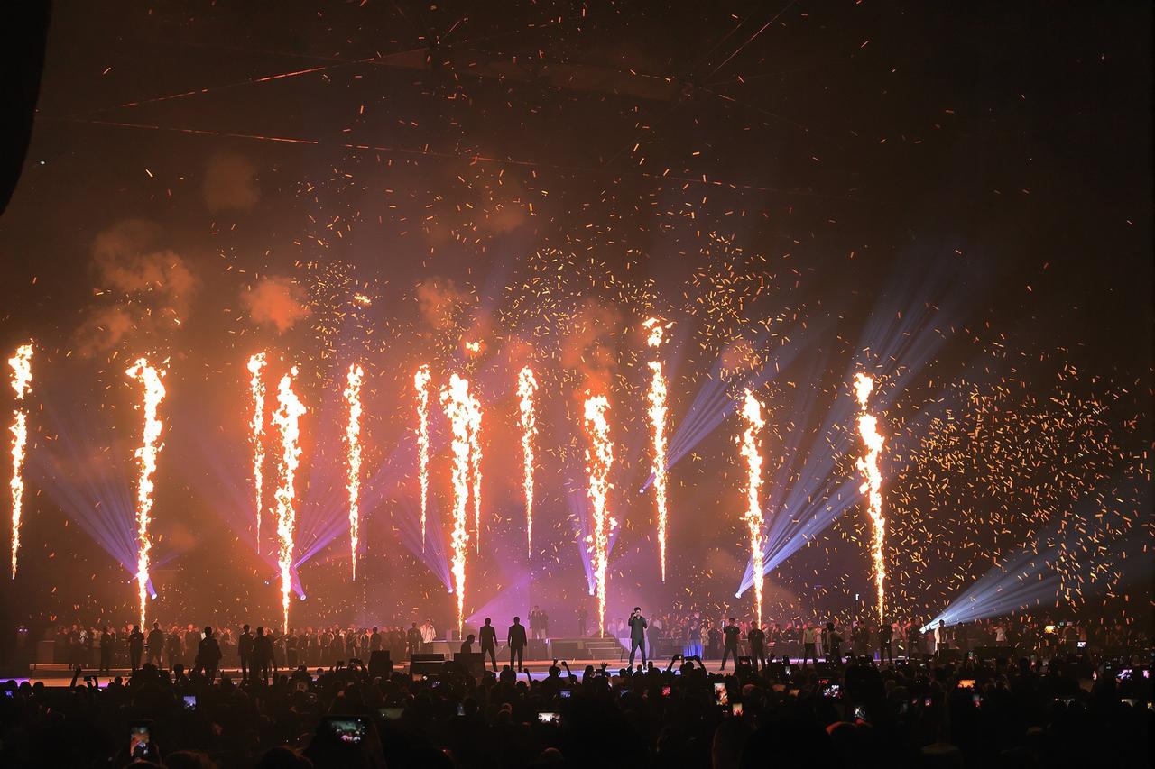 知名歌手演唱会舞台事故！现场视频引发广泛关注